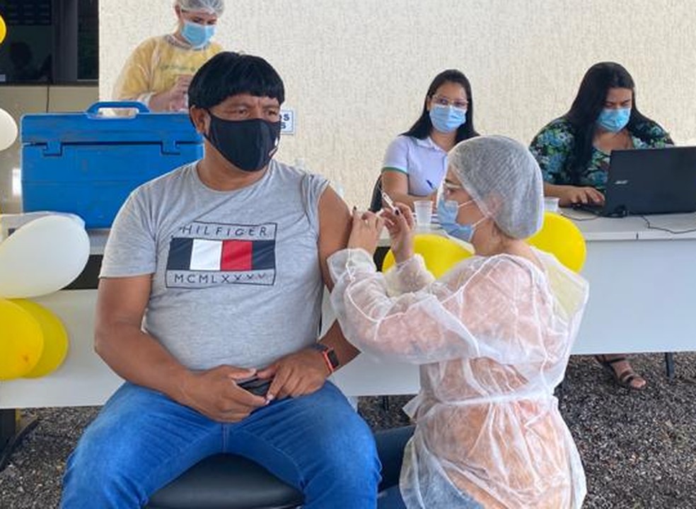 Yanamá Kuikuro recebe a primeira dose da vacina contra a Covid-19 — Foto: Arquivo Pessoal