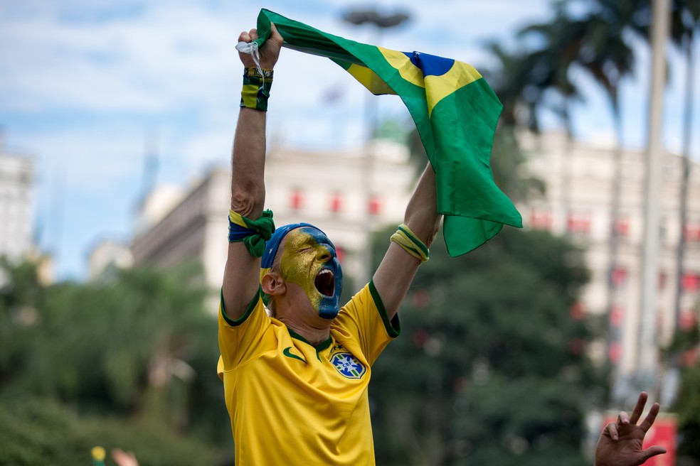 Torcedor comemora gol do Brasil no Vale do Anhangabaú, em São Paulo, pela Copa do Mundo 2018 (Foto: Fábio Tito/G1)