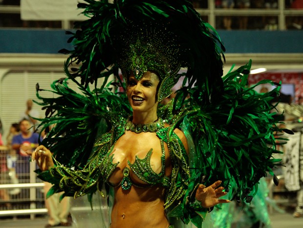 Cacau Colucci em desfile da Dragões (Foto: Brazil News)