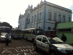 Prédio da prefeitura está ocupado desde a manhã de quarta-feira (24) (Foto: Igor Jácome/G1)