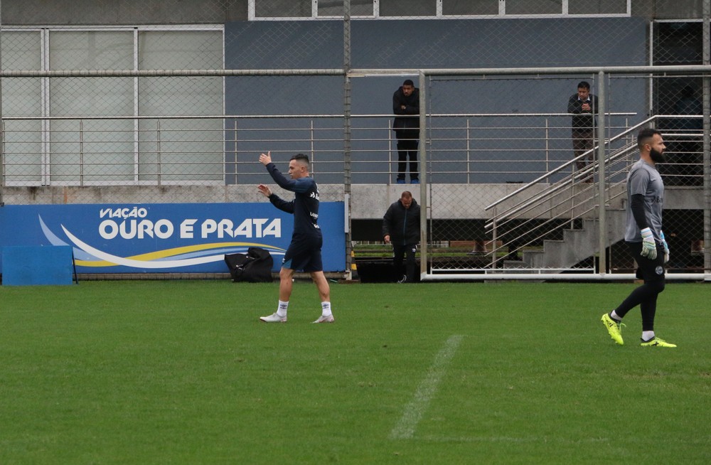 Grêmio vence o São José em jogo-treino com golaços de André e Pepê; Grohe volta