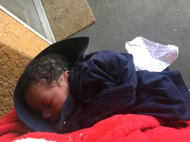 Um dos bebês, encontrado no ano passado, na entrada de edifícios de Orlando (Foto: Reprodução Facebook)