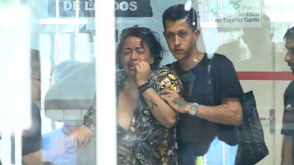 Mãe de vítima vai ao Departamento Médico Legal (DML) de Vitória reconhecer corpo  — Foto: Reprodução/ TV Gazeta 