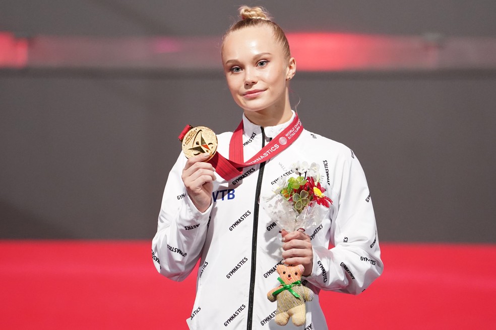 Angelina Melnikova posa com sua medalha de ouro  — Foto: Toru Hanai/Getty Images
