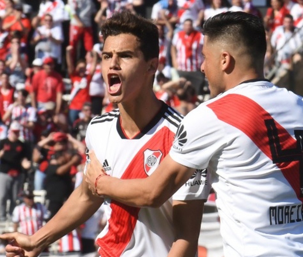 O jovem Cristian Ferreira (à esquerda) comemora após marcar o gol da vitória do River Plate sobre o Aldosivi — Foto: Twitter/River Plate