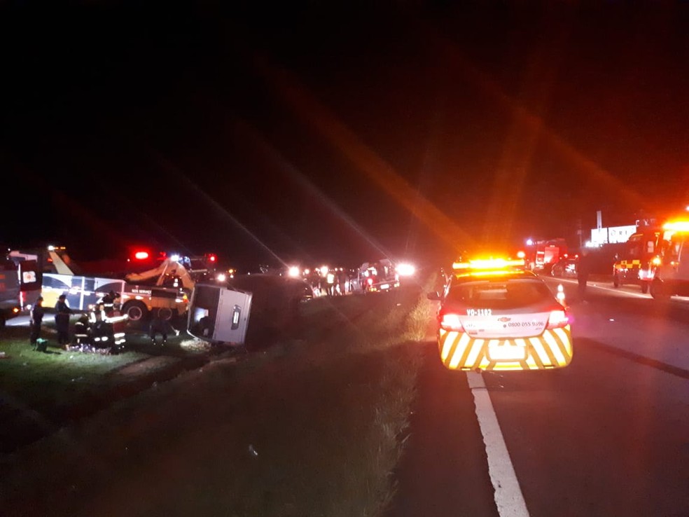 Equipes da Polícia Rodoviária e da concessionária trabalharam no resgate das vítimas do acidente em Mogi Mirim (SP) — Foto: Polícia Militar Rodoviária/Divulgação