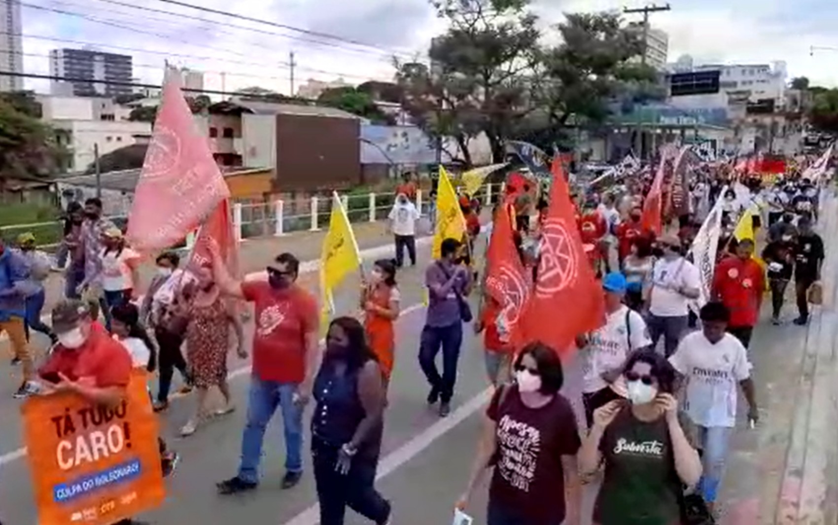 Manifestantes fazem ato contra o racismo e protestam contra governo Bolsonaro, em Goiânia