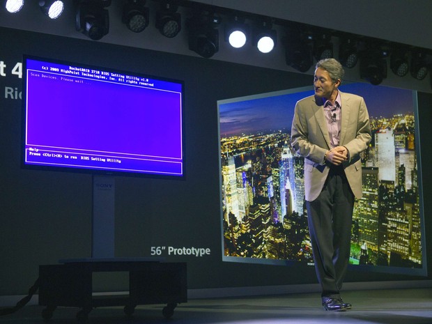 Kaz Hirai, presidente da Sony, fica sem ação quando o protótipo da maior TV de OLED mostra mensagem de erro durante apresentação (Foto: Reuters)