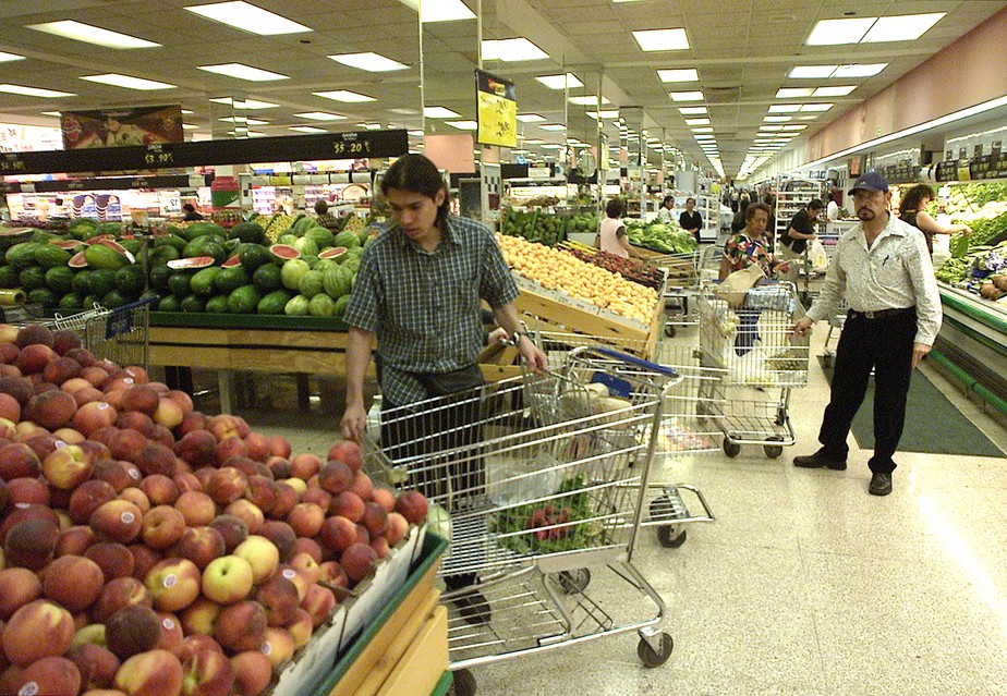 Shoppers look over the produce in a Mexico City Wal-Mart Superstore in this June 30, 2003 photo. Wal-Mart de Mexico SA, after capturing about half of supermarket sales in the Mexico City area, may face slower growth as it expands in the north, where San Antonio-based H.E. Butt Grocery Co. set up business seven years ago.