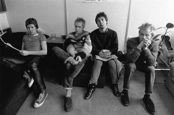 Steve Jones com seus colegas de Sex Pistols (Foto: Getty Images)