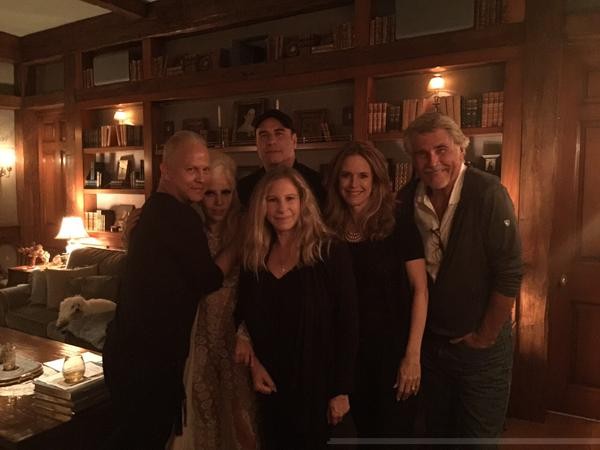 Barbra Streisand posa com Ryan Murphy, Lady Gaga, John Travolta, Kelly Preston e Jim Brolin  (Foto: Twitter)