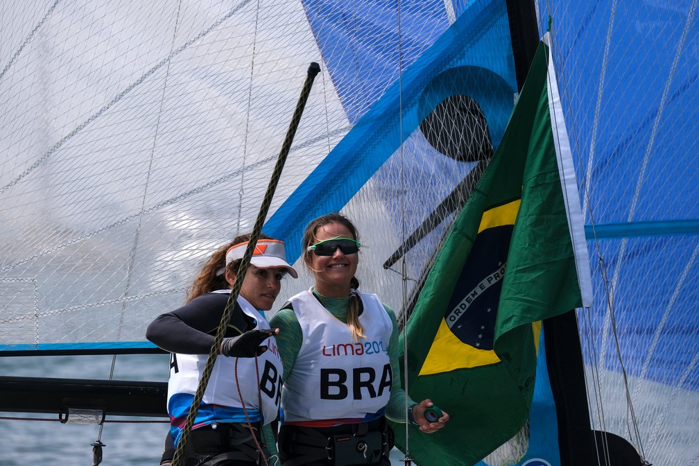 Martine e Kahena celebram a medalha de ouro â€” Foto: Guillermo Arias / Lima 2019