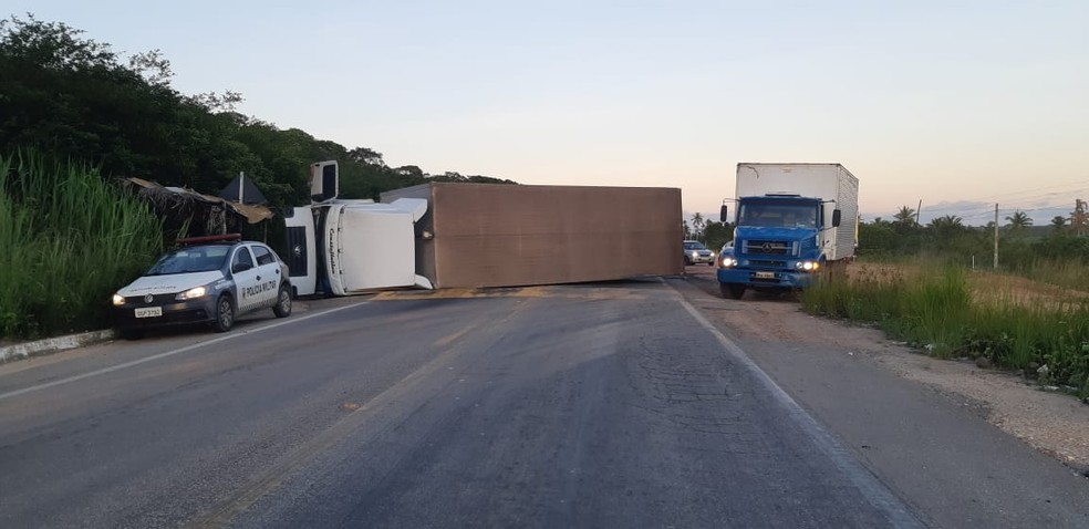 Caminhão tombou após passar por lombada — Foto: PRF/Divulgação