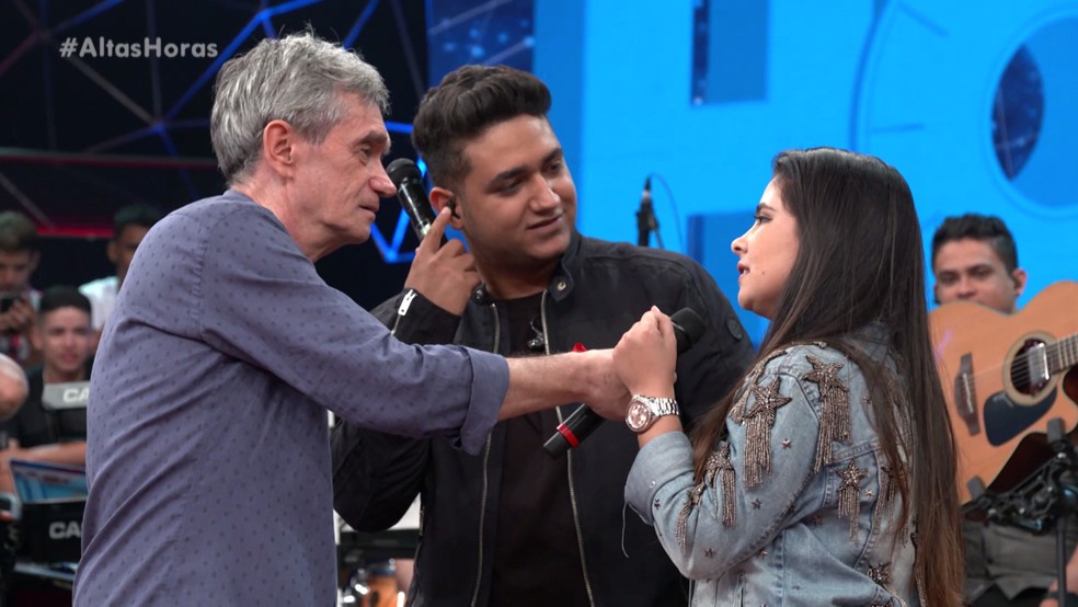 Juliano, da dupla com Henrique, faz pedido de casamento no palco do 'Altas Horas' Altas Horas