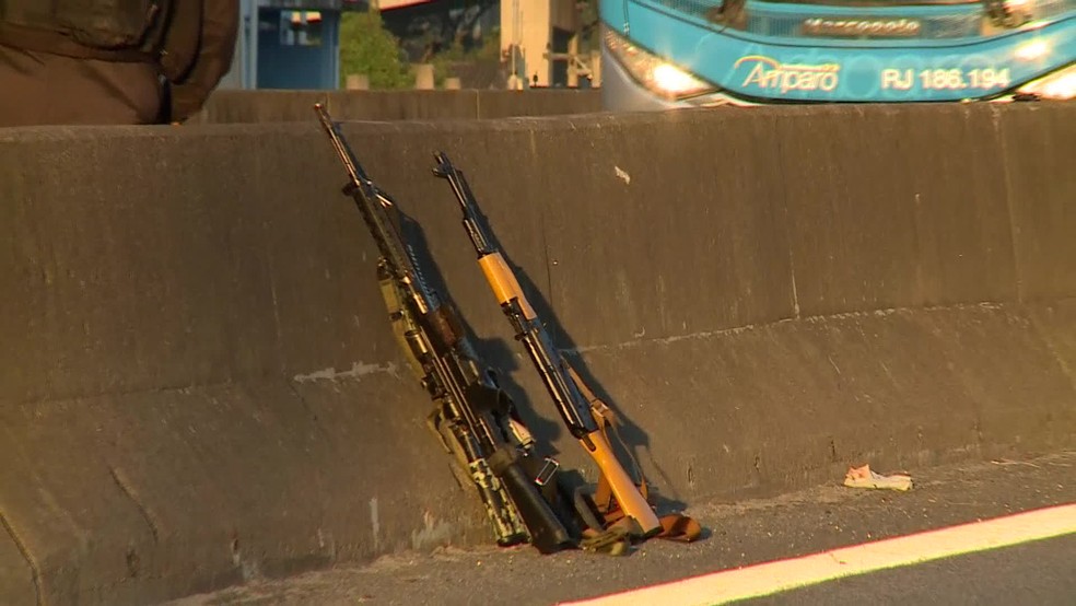 Parte dos fuzis apreendidos após tiroteio em Niterói, no RJ (Foto: Reprodução/ TV Globo)