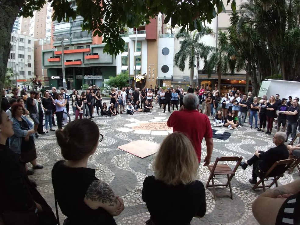 Balneário Camboriú tem manifestação neste domingo (31) contra a ditadura militar — Foto: Beto Espercot/NSC TV