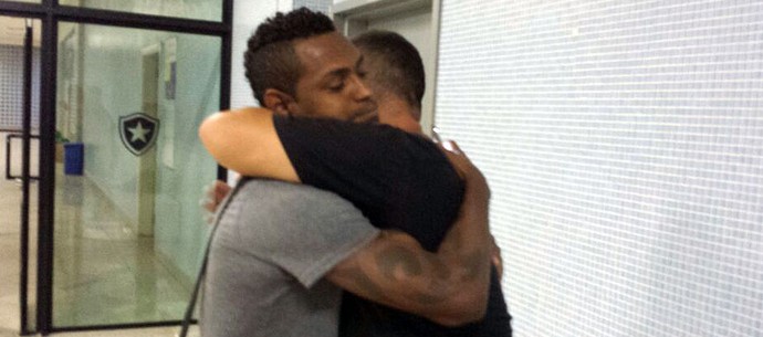 Torcedor alvinegro se debulha em lagrimas ao encontrar Jobson no Engenhao (Foto: Gustavo Rotstein)
