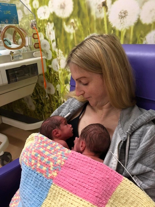  Charlotte deu à luz a gêmeos recentemente  (Foto: Reprodução: The Sun / Charlotte Lewis)