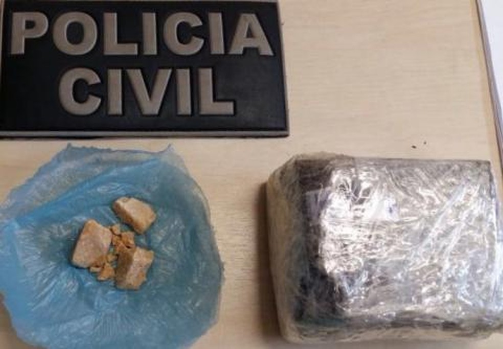 Polícia prende mulher que embarcava com 500 gramas de maconha e e 20 gramas de pedra e óxi com destino à ilha do Capim, em Abaetetuba, no nordeste do Pará (Foto: Divulgação/Polícia Civil)
