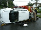 Carro capota em Curitiba, e uma pessoa fica presa nas ferragens