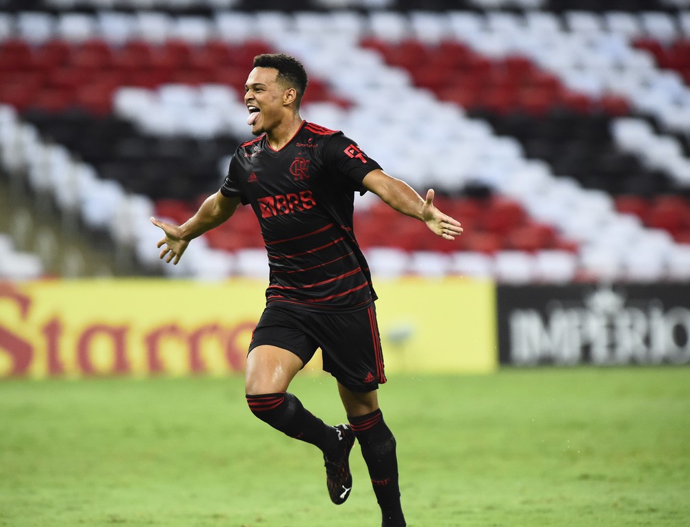 Rodrigo Muniz  comemora gol sobre o Resende — Foto: André Durão