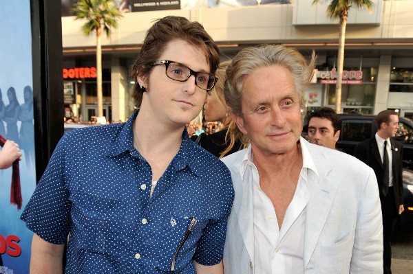 Michael Douglas e seu filho, Cameron Douglas, em foto de 2009 (Foto: Getty Images)