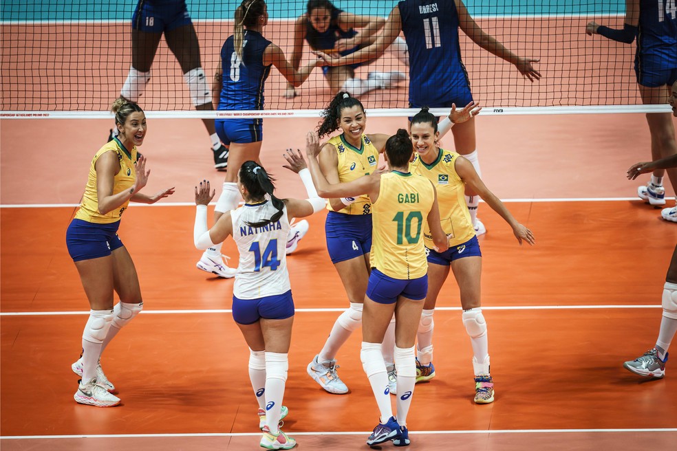 Brasil festeja ponto contra a Itália — Foto: Divulgação/FIVB