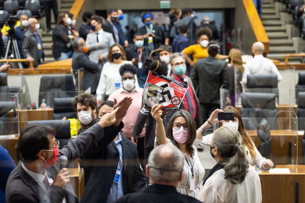 Cartaz foi retirado de manifestantes contrários ao passaporte da vacina e exibido em plenário — Foto: Elson Sempé Pedroso/CMPA
