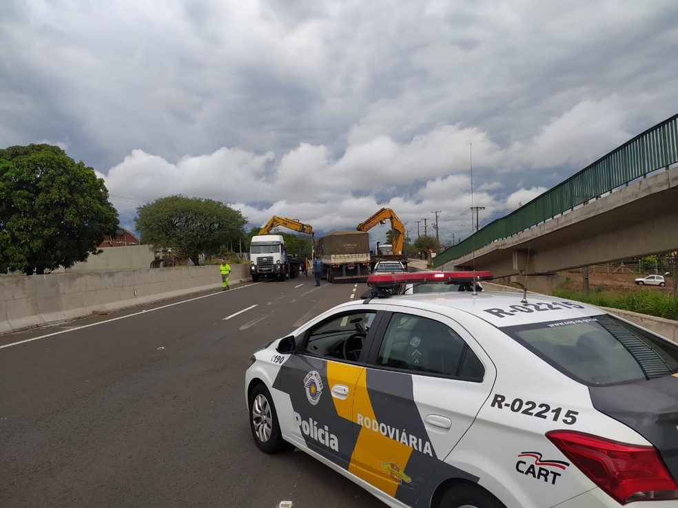 Içamento de semirreboque causa interdição de trecho da SP-425 — Foto: Polícia Rodoviária