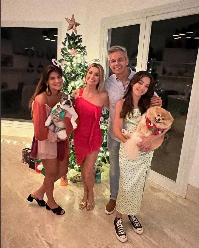 Otaviano Costa e Flávia Alessandra curtiram o Natal ao lado das filhas e dos seus pets (Foto: Instagram / @giuliacosta)