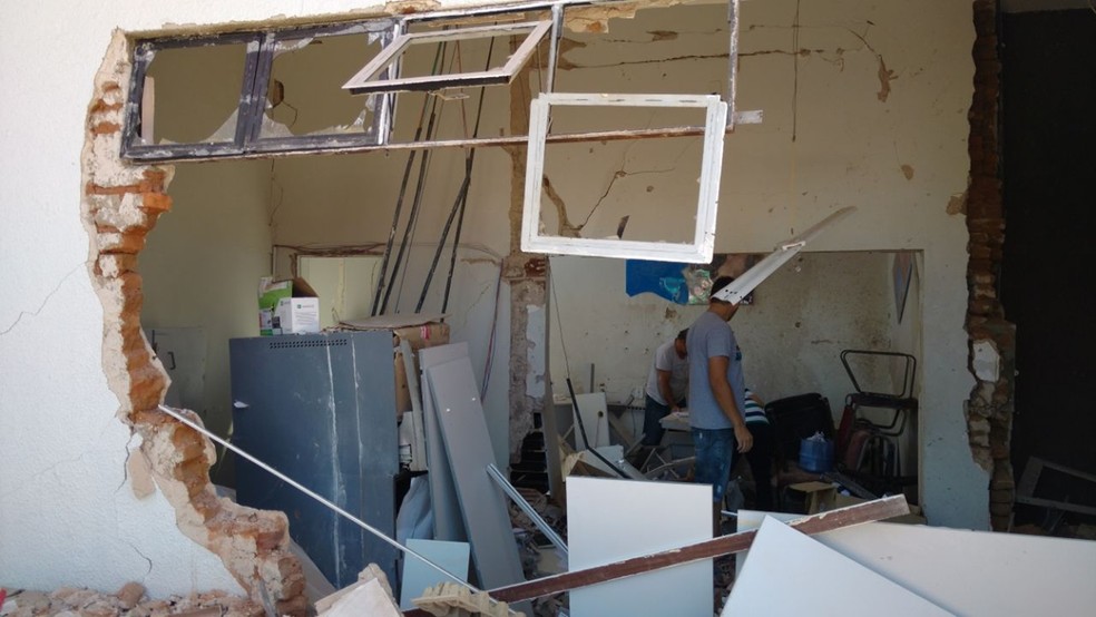 Prédio da agência bancária ficou destruído e estrutura da Prefeitura também foi danificada (Foto: Hércules Barbosa/TV Paraíba)