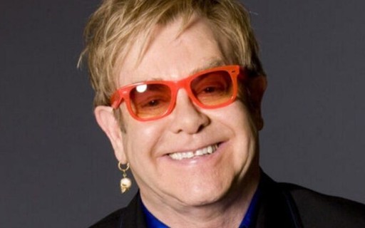 Elton John, de 74 anos, testa positivo para Covid-19