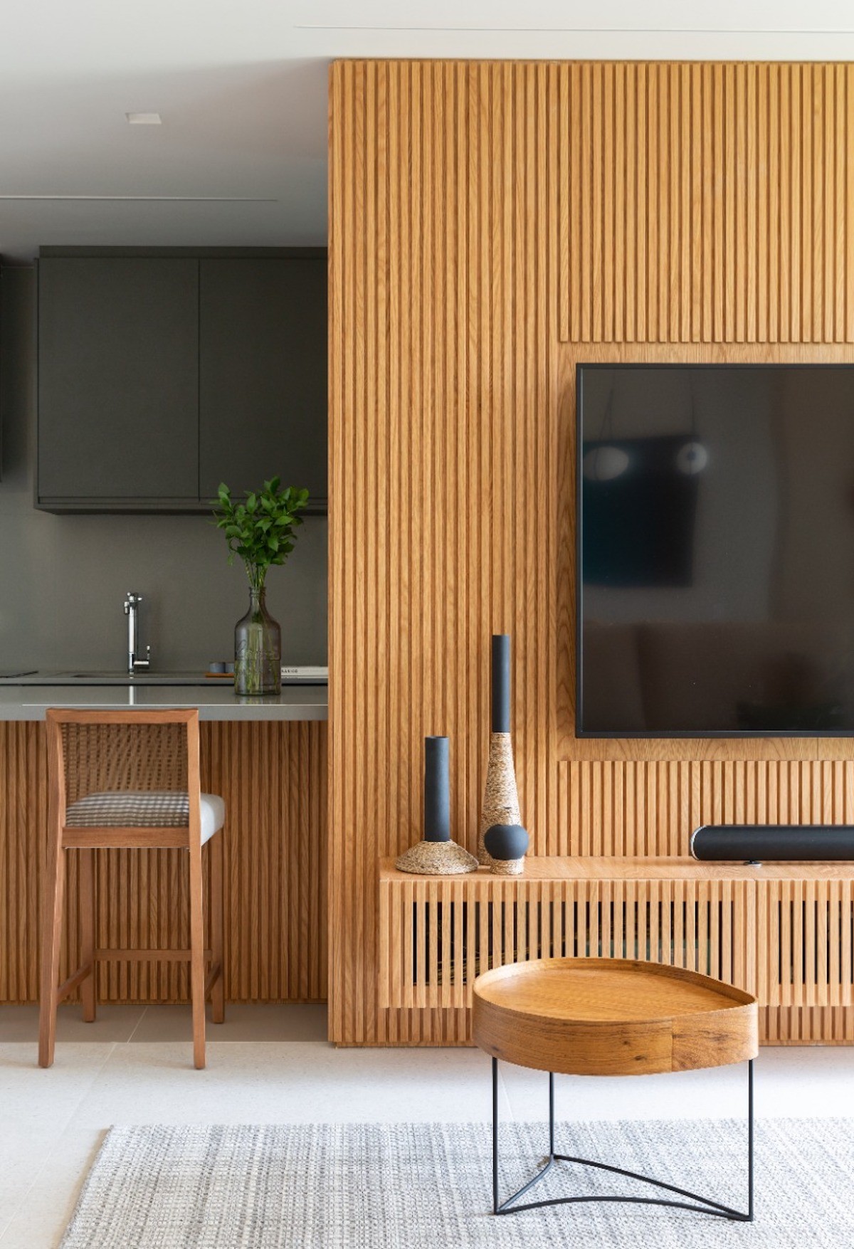 SALA | O uso da madeira aquece a sala de estar e traz modernidade com o diferente uso do material (Foto: Divulgação / Paula Morais)
