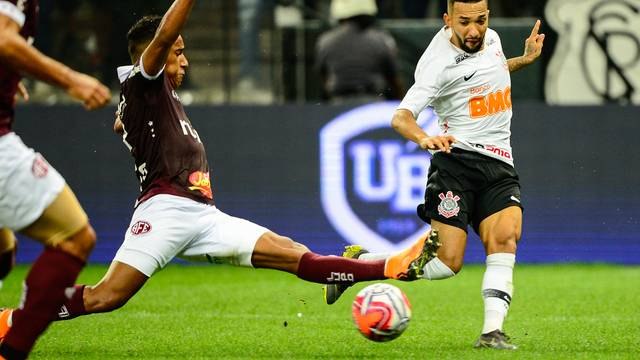 Clayson em lance contra a FerroviÃ¡ria