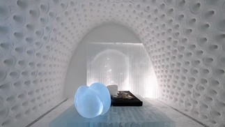 O conceitual quarto 'Different Natures', criação dos artistas Robert Harding e Timsam Harding para o hotel de gelo Icehotel, na SuéciaReprodução