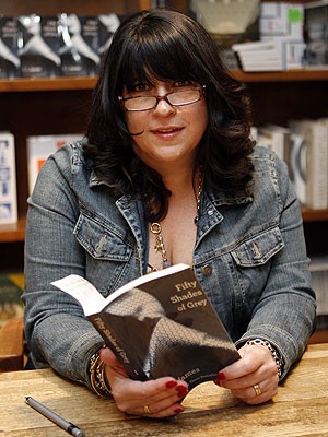 A escritora britânica E L James, autora do best-seller 'Fifty Shades of Grey', descrito como 'pornô para mamães' (Foto: Jeffrey M. Boan/AP)