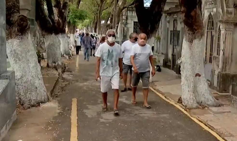 Visitação do público no cemitério São João Batista, em Fortaleza. — Foto: Reprodução/TV Verdes Mares