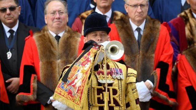 A cerimônia de proclamação no Royal Exchange, a segunda e última cerimônia realizada em Londres neste sábado (Foto: Getty Images via BBC)