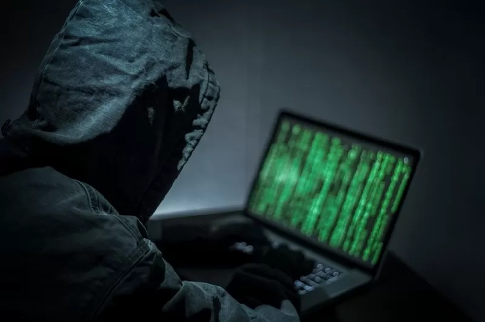 A escritora afirma que, atualmente, até uma criança pode provocar a queda de parte do serviço de internet, seja de forma proposital ou acidental — Foto: Getty Images via BBC News Brasil