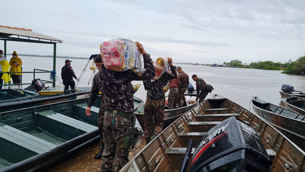 Chuvas em Marabá: Militares distribuem cestas com alimentos para ribeirinhos afetados pelas enchentes. — Foto: Jhone Freires / TV Liberal