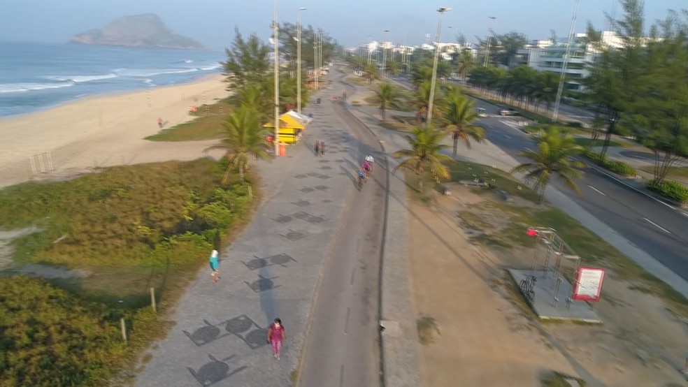 Movimentação no calçadão da orla do Rio — Foto: Reprodução/TV Globo
