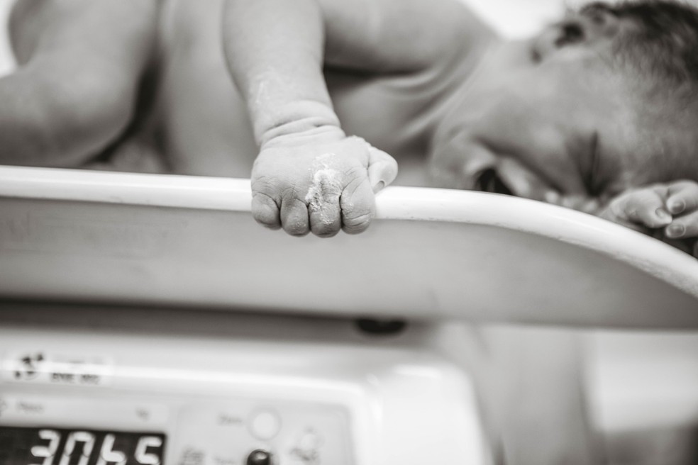 BebÃª Luana segura balanÃ§a em que foi pesada â€” Foto: Bruna Costa/DivulgaÃ§Ã£o