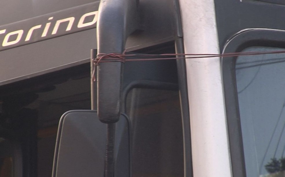 Retrovisor do ônibus em Assis está preso por fios (Foto: Reprodução / TV TEM )