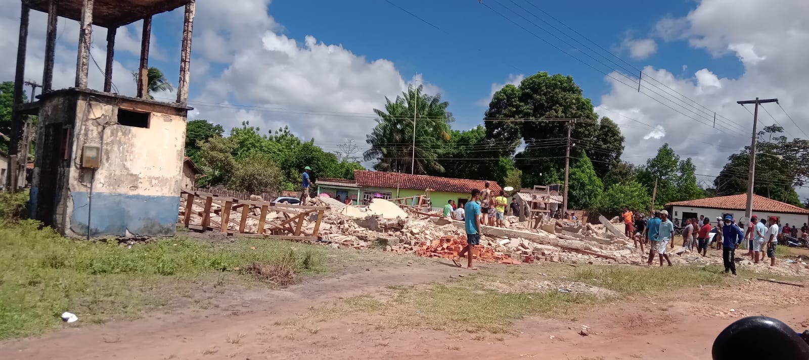 VÍDEO: Moradores derrubam escola municipal em Bacuri, no interior do Maranhão; “não estão reconstruindo escolas de maneira digna”