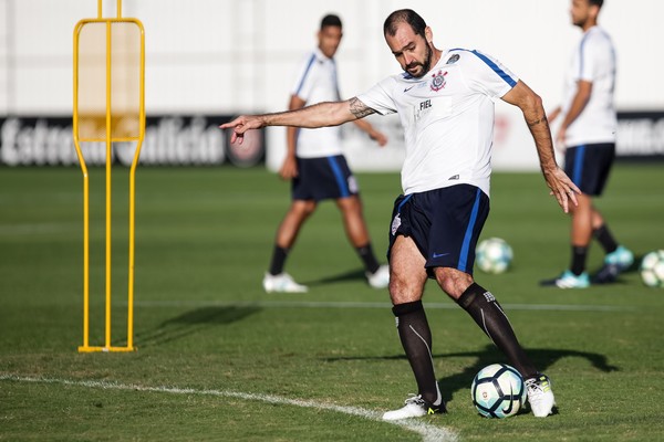 Danilo faz treino extra e corre para reforçar Corinthians no segundo turno