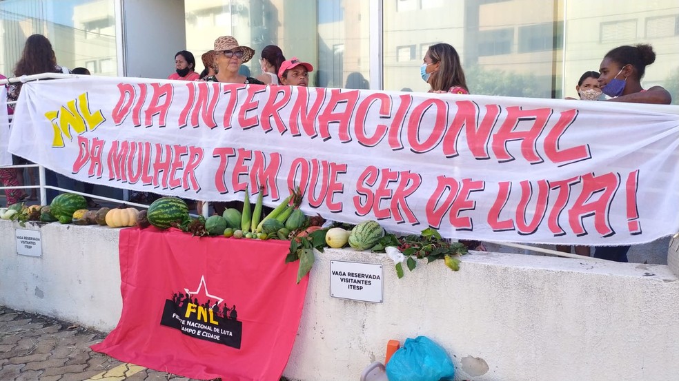 Mulheres que integram a FNL ocuparam o escritório do Itesp em Presidente Prudente — Foto: Bruna Bachega/TV Fronteira