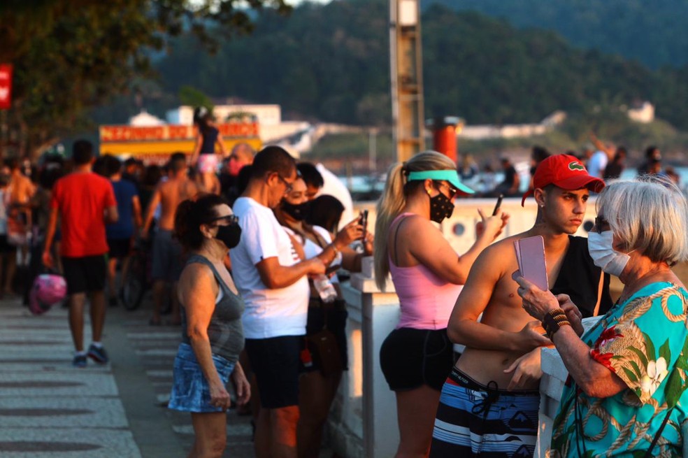 Praias de Santos, SP, tiveram grande movimento neste sábado (5) — Foto: Matheus Tagé/Jornal A Tribuna