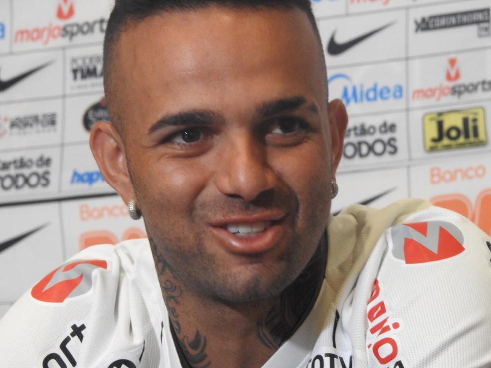 Luan é apresentado pelo Corinthians — Foto: Marcelo Braga
