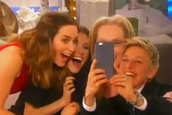 Ellen DeGeneres tira selfie com Emily Blunt, Anna Kendrick e Meryl Streep (Foto: Reprodução/Youtube)