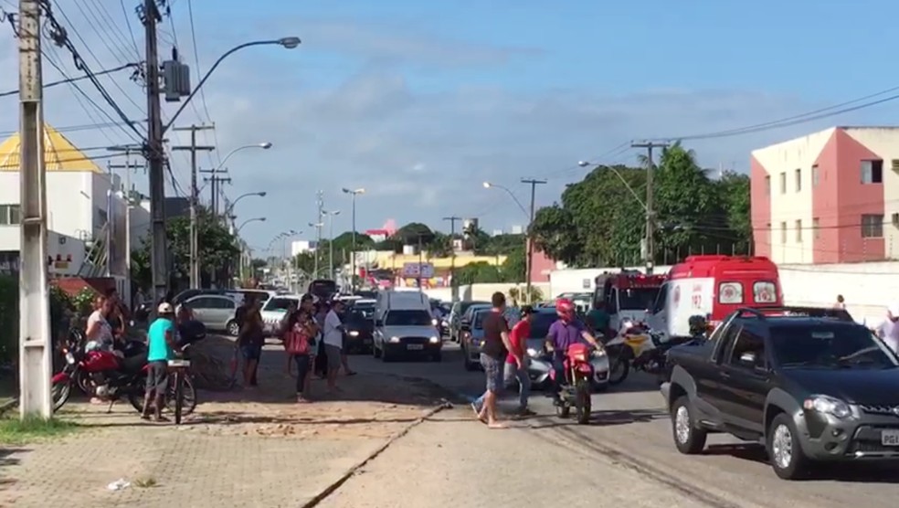Acidente aconteceu a poucos metros da esquina da Avenida Abel Cabral, em Nova Parnamirim (Foto: Redes Sociais)